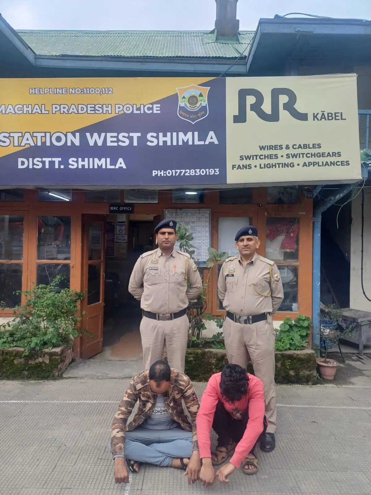 कार का शीशा तोड़कर लैपटॉप-मोबाइल समेत 15 लाख का सामान चुराया, दो दबोचे