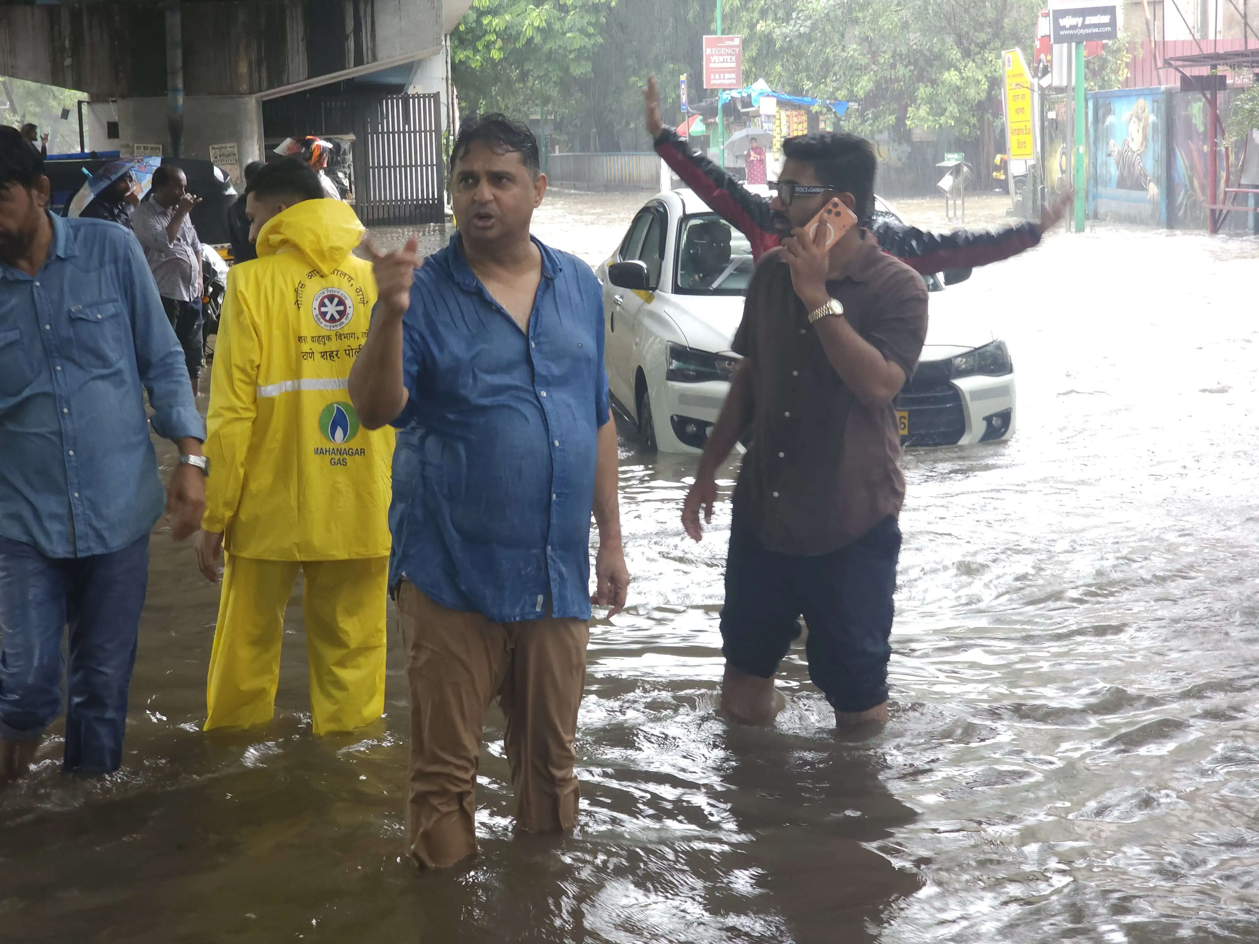 ठाणे में भारी बारिश में एनसीपी (एसपी) कार्यकर्ता मदद के लिए आगे आए