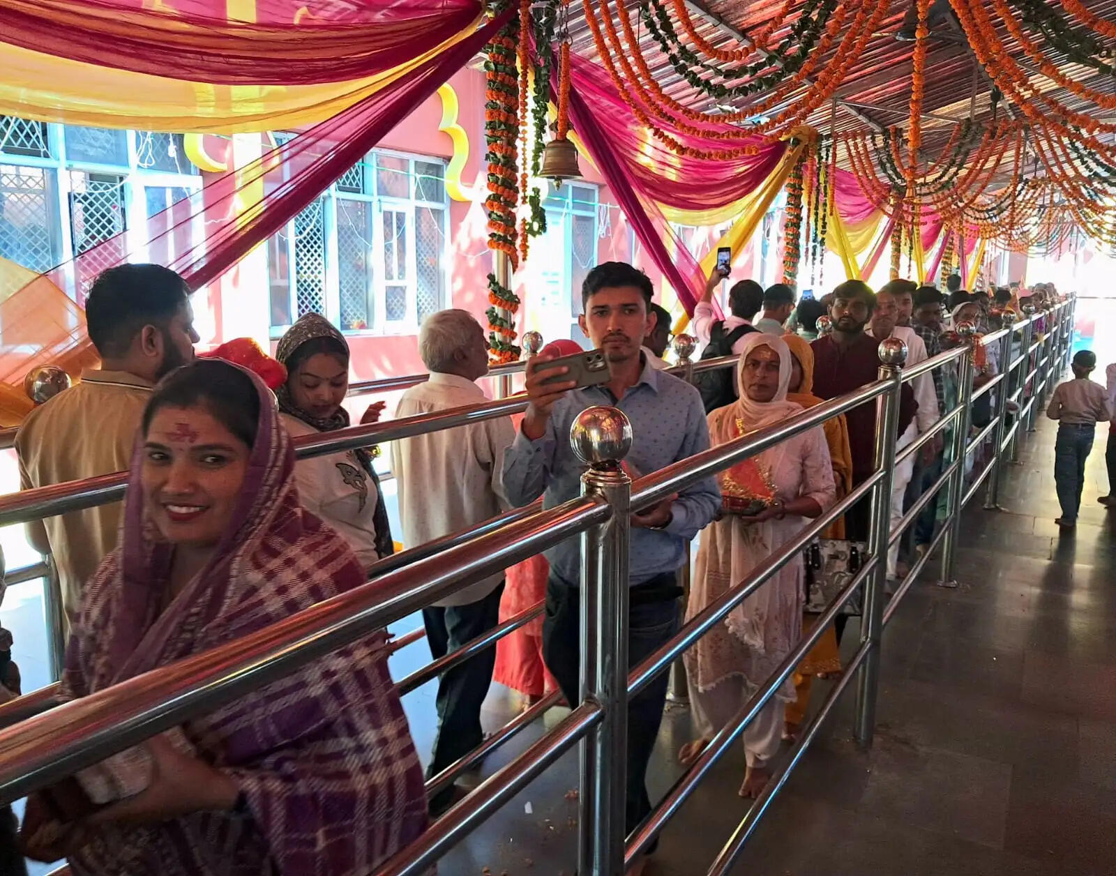 शारदीय नवरात्रि के नवें दिन श्री महामाया बालासुंदरी मंदिर त्रिलोकपुर में  5 हजार भक्तों ने टेका माथा, 8.14 लाख का चढ़ावा