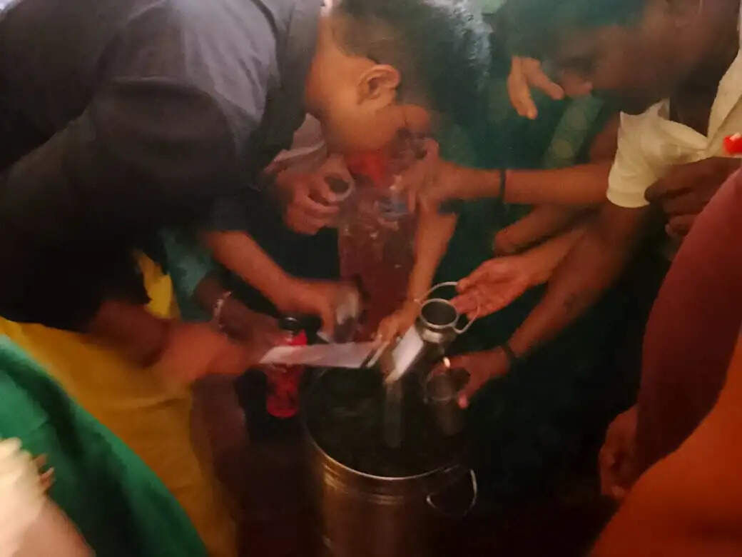 जगन्नाथ मंदिर में काढ़ा का प्रसाद लेने के लिए उमड़ी श्रद्धालुओं की भीड़, मंगलवार को देंगे दर्शन