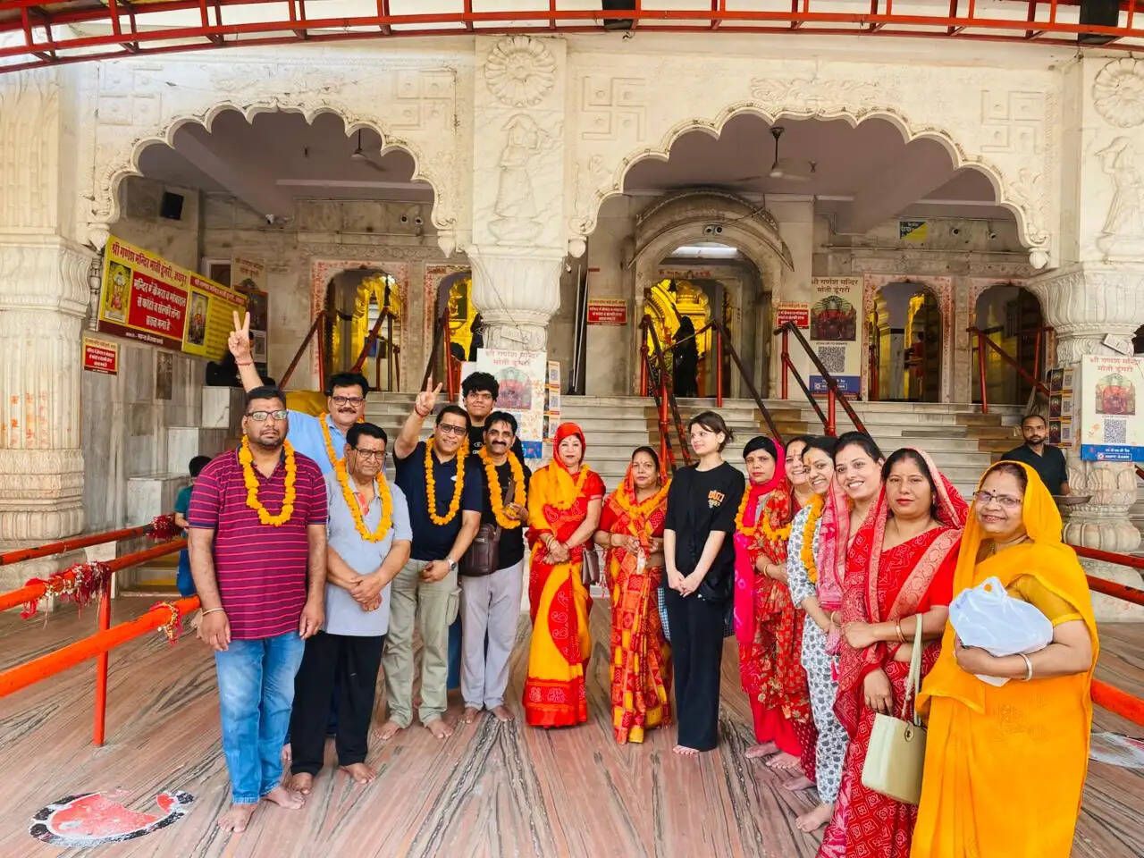 मोती डूंगरी गणेश मंदिर से श्रद्धालुओं का जत्था चारधाम यात्रा के लिए रवाना