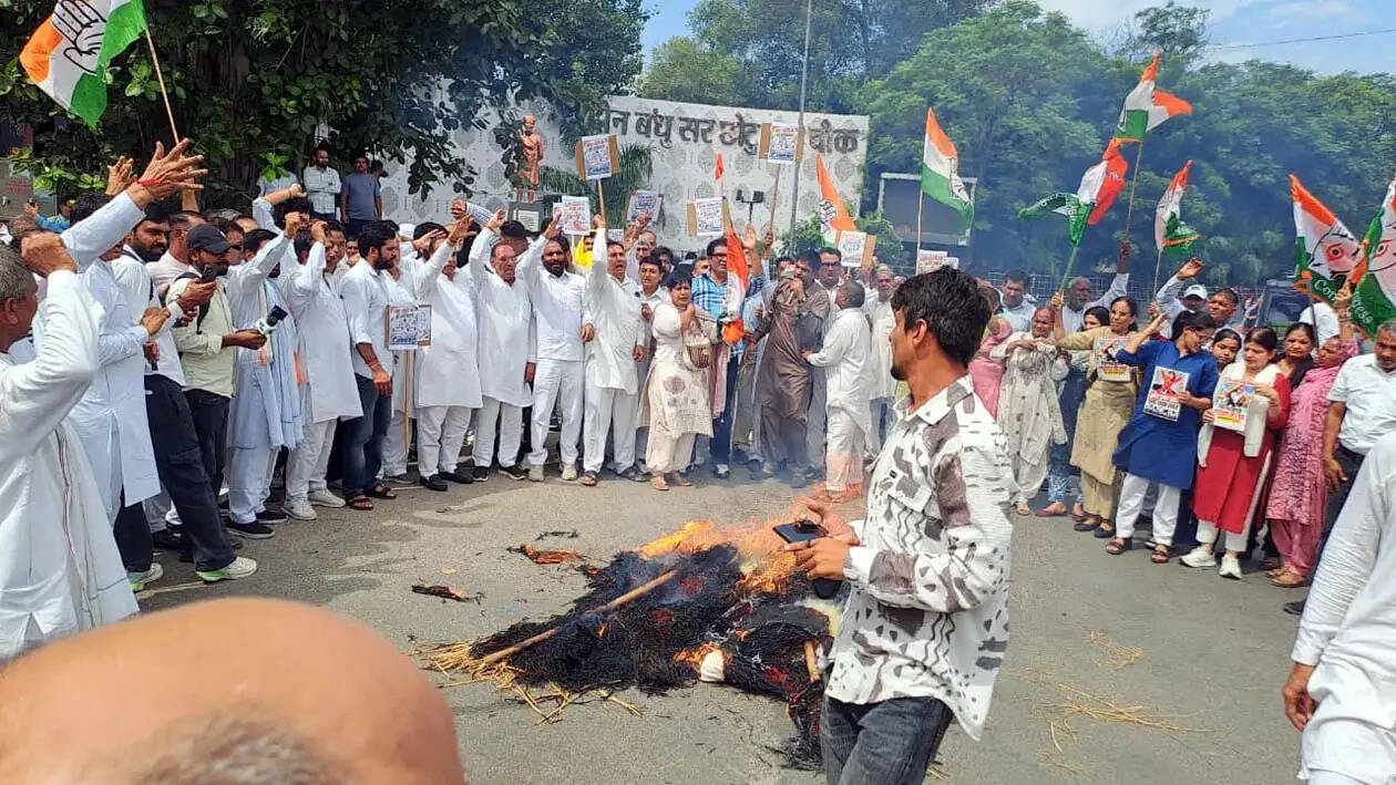 हिसार : वोट चोरी के आरोपों पर कांग्रेस ने किया प्रदर्शन, पुतले फूंके