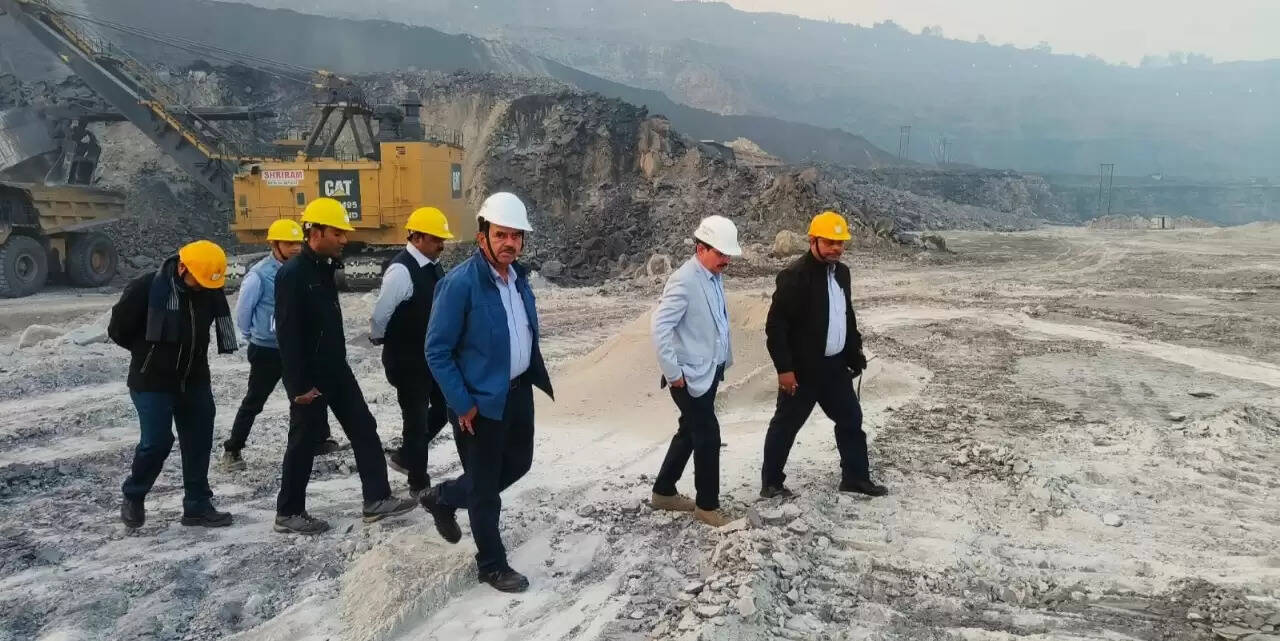 कोरबा : सीएमडी हरीश दुहन पहुंचे गेवरा खदान, उत्पादन और ओबी गतिविधियों की गहन समीक्षा की