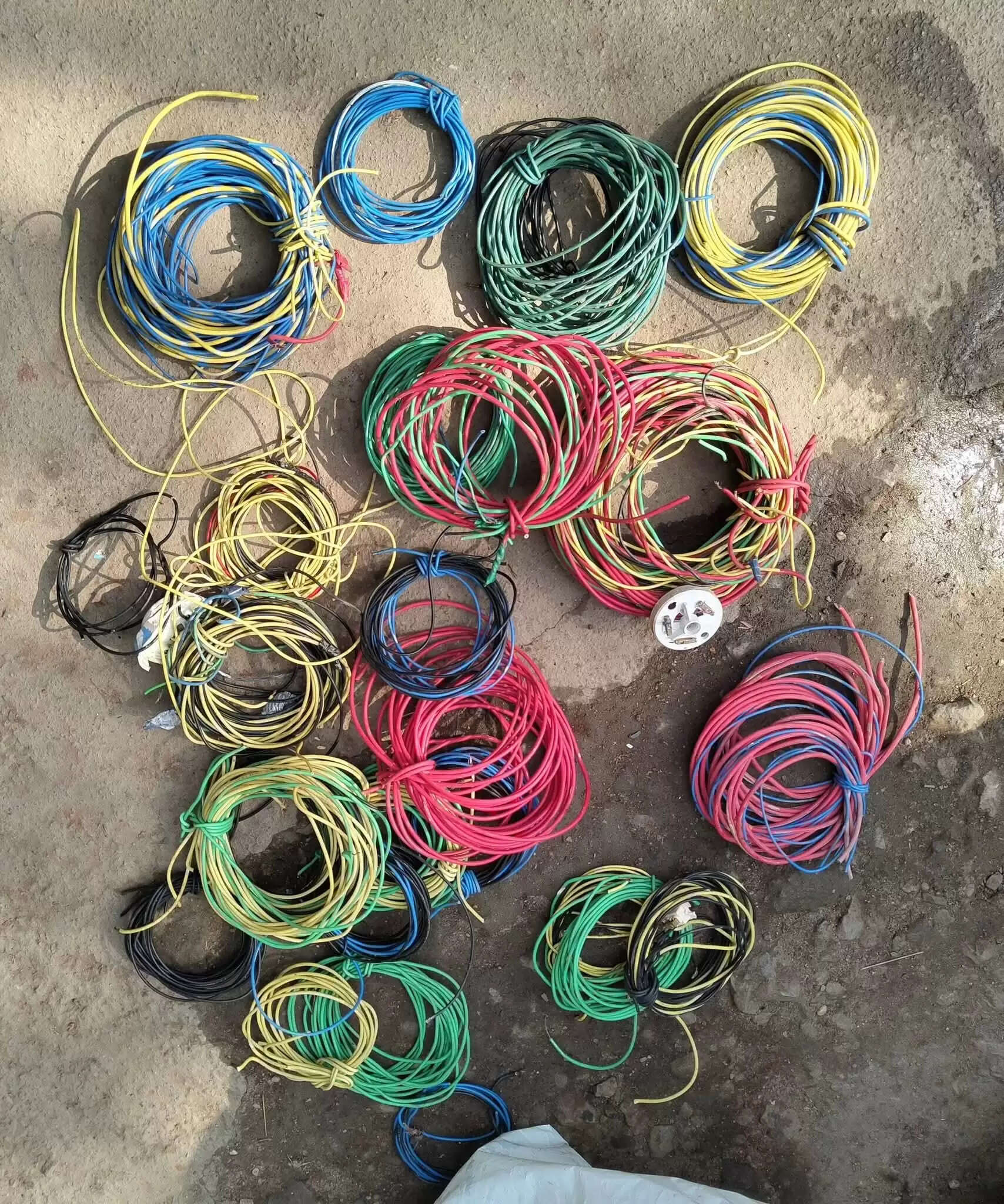 तार चुराने के आरोप में एक आरोपित गिरफ्तार