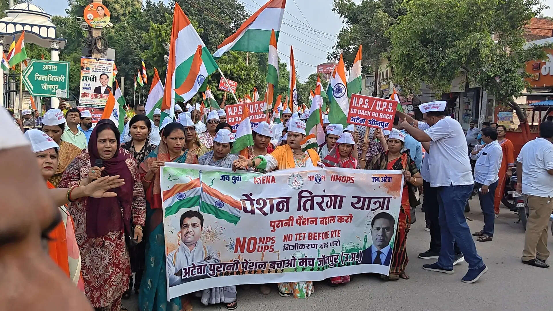 पुरानी पेंशन बहाली के लिए अटेवा ने निकाली तिरंगा यात्रा, नारों से गूंजा कलेक्ट्रेट