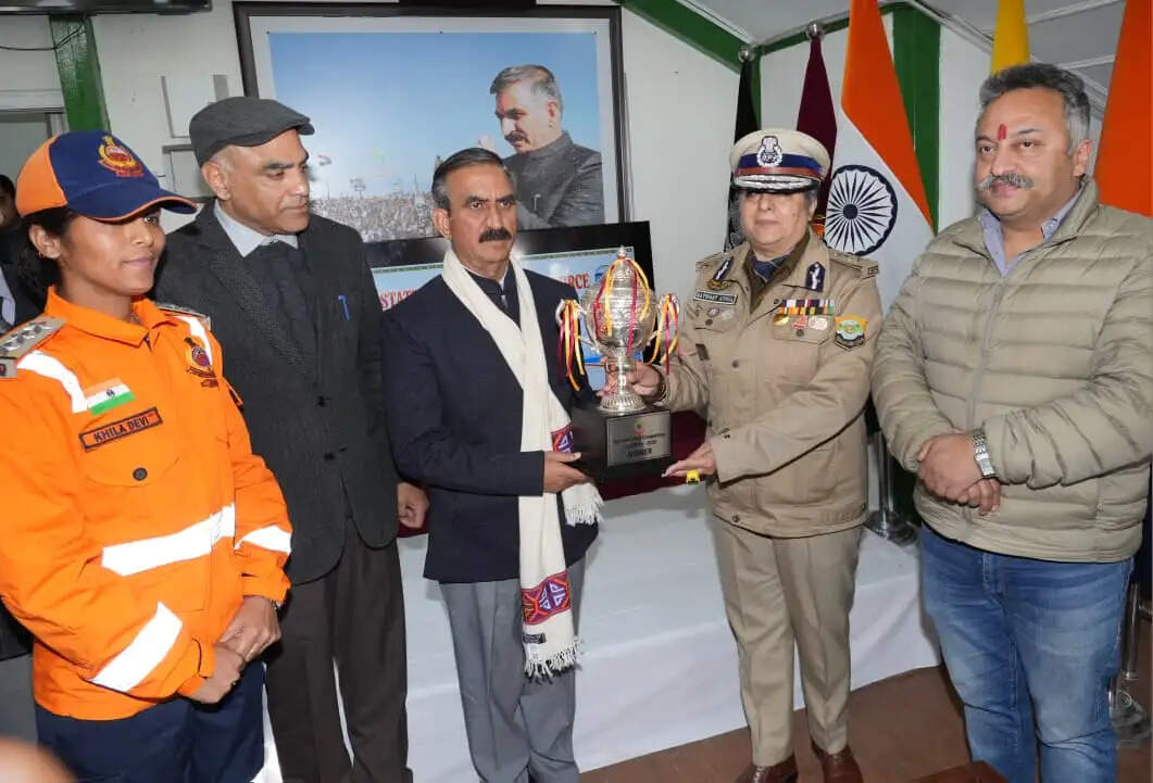 राष्ट्रीय प्रतियोगिता में फिर अव्वल रही हिमाचल एसडीआरएफ टीम, मुख्यमंत्री को सौंपी ट्रॉफी