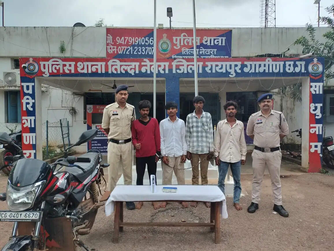 चाकू की नोक पर ट्रक चालक से लूट, चार आरोपित चंद घंटों में गिरफ्तार