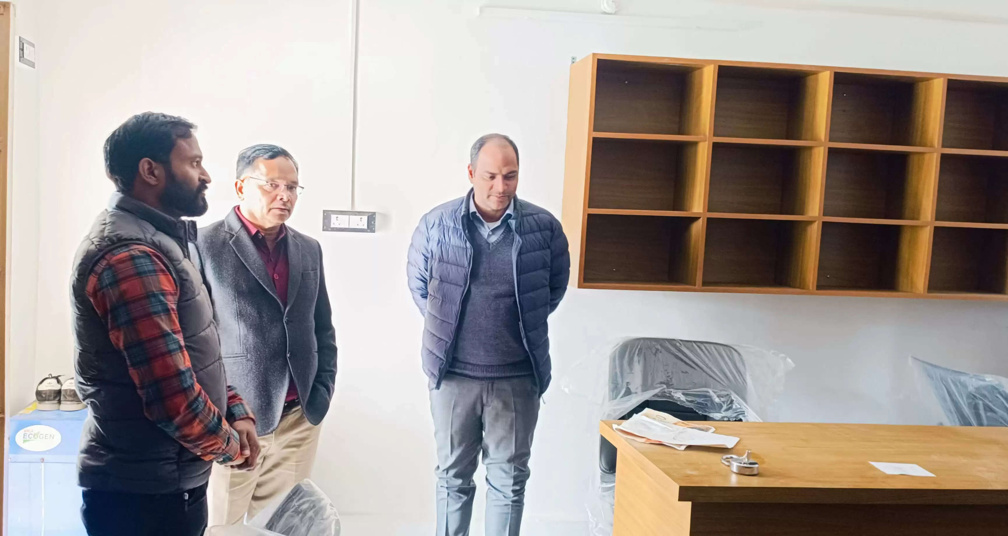 ग्रामीण विद्यार्थियों के लिए विकसित हो रहा आधुनिक लाइब्रेरी भवन, डीएम ने लिया निर्माण का जायजा