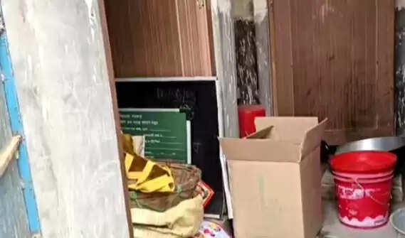 पिंगला में आंगनवाड़ी की बदहाली, खुले में खाना और शौचालय में राशन