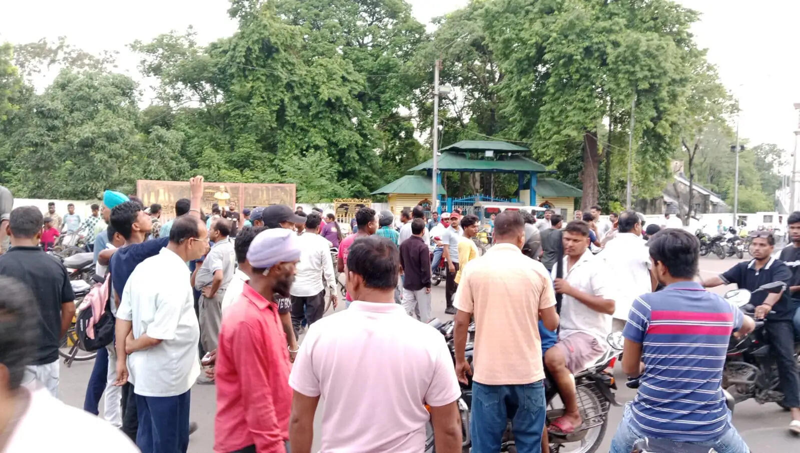 ड्यूटी के दौरान सीने में उठा दर्द, ठेका श्रमिक की मौत के बाद हंगामा