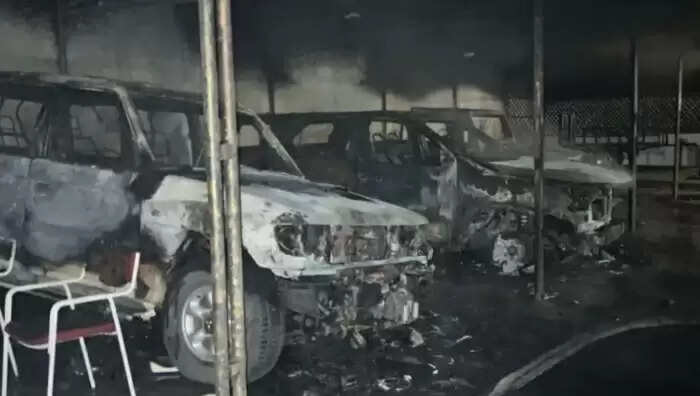 धार : हैप्पी विला कॉलोनी स्थित परिसर में भीषण आग, पांच वाहन जलकर खाक