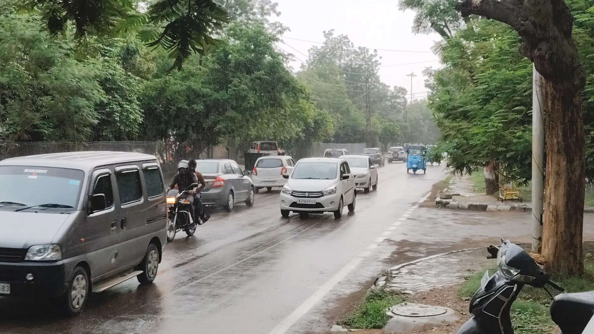 जोधपुर में झमाझम, सडक़ों पर बहे पानी के बाळे