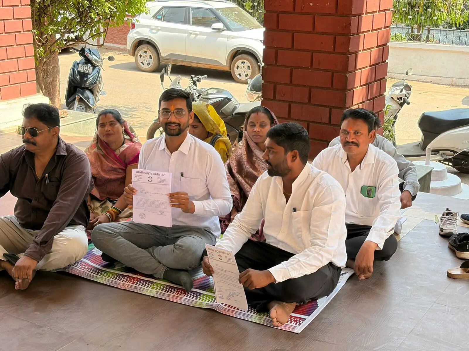 नगर निगम धमतरी में बेलिंग मशीन खरीद पर बवाल, कांग्रेस पार्षदों का धरना