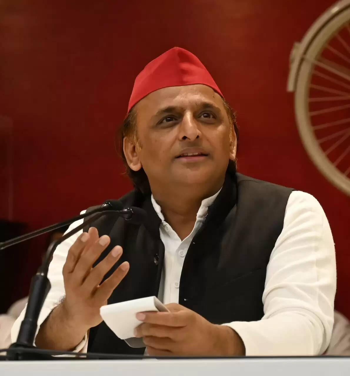 बैंक मजबूत हैं तो बचे क्यों जा रहे, अखिलेश यादव ने सरकार से पूछे 12 सवाल