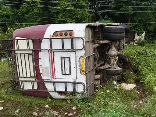 छतरपुर:&nbsp;यात्रियों से भरी बस मोड़ पर पलटी, एक दर्जन घायल,&nbsp;स्थानीय लोगों ने यात्रियों को बाहर निकाला
