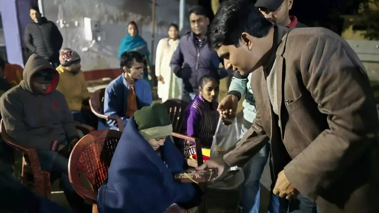 ज‍िला प्रशासन ने दिव्यांगजनों में बांटी मिठाई और कंबल