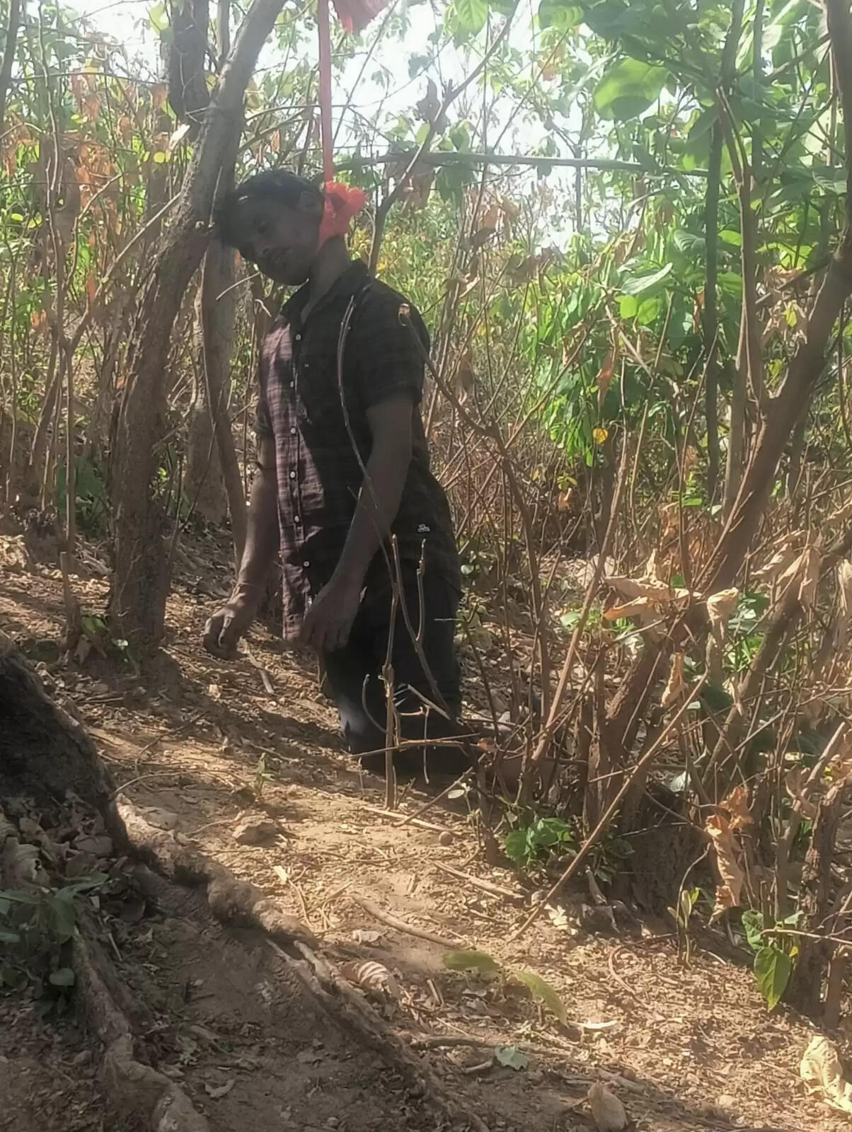 डेलवा स्टेशन के निकट पेड़ से लटका मिला युवक का शव