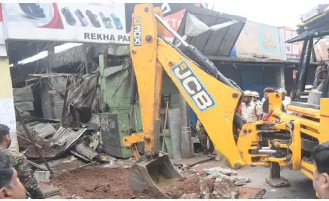 तूफान के बीच बाजार की छत गिरने से नाइट गार्ड की मौत