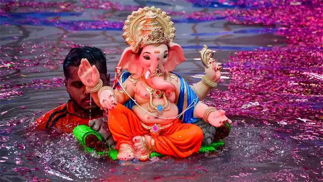 मुंबई में डेढ़ दिन में 2,889 गणेश मूर्तियों का विसर्जन