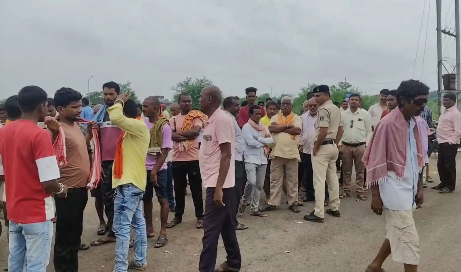 श्मशान पर पहरा, अंतिम संस्कार को लेकर गांव में बवाल