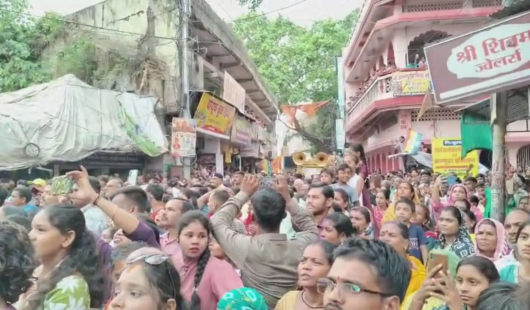 धूमधाम से निकली शहर में रथयात्रा, श्रद्धालुओं का उमड़ा सैलाब