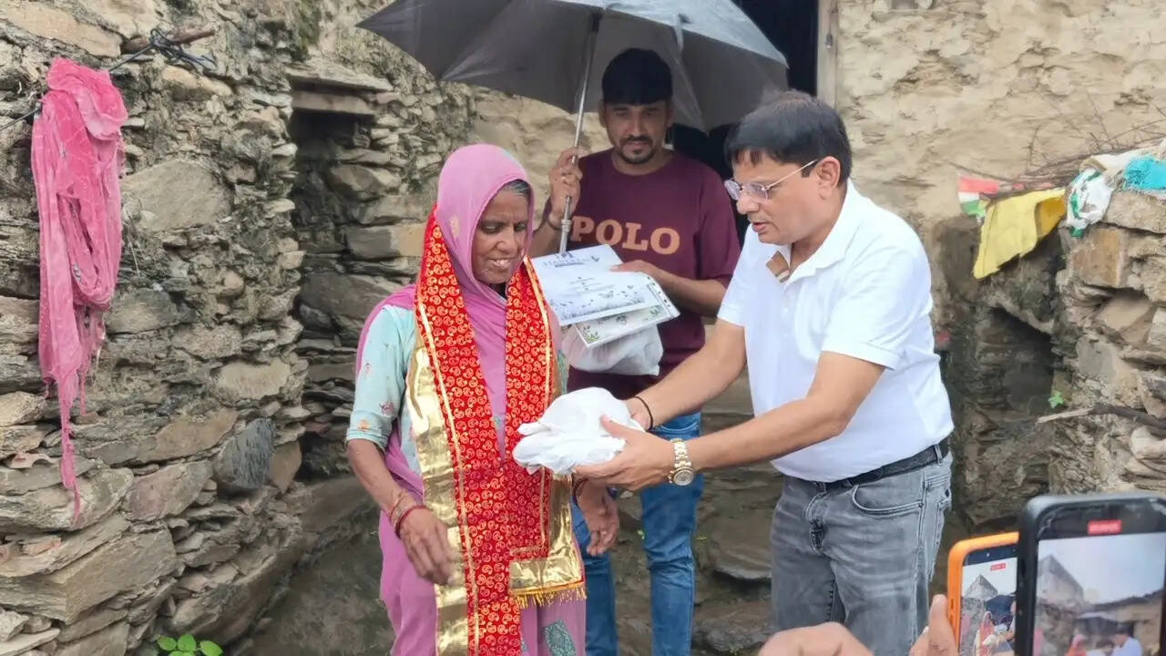 मां के 75वें जन्मदिन पर अनोखा उपहार, दो विधवा बहनों को मिलेंगे पक्के मकान