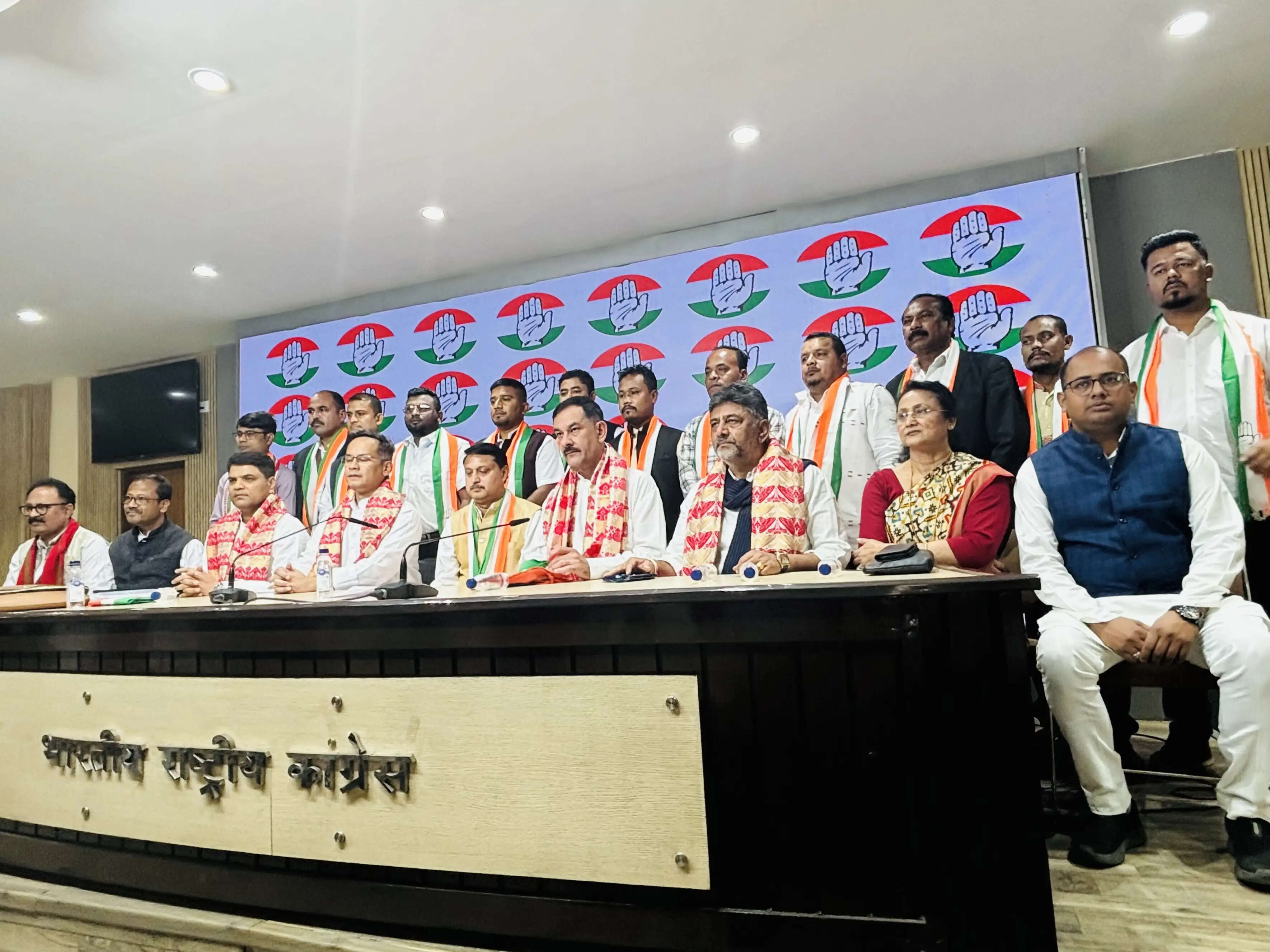 असम चुनाव से पहले अगप के जयंत खाउंद समेत 16 नेता कांग्रेस में शामिल