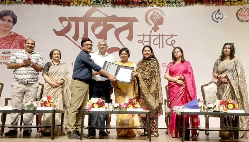 आंगन से आसमान तक महिलाओं की भूमिका महत्वपूर्ण: विजया रहाटकर