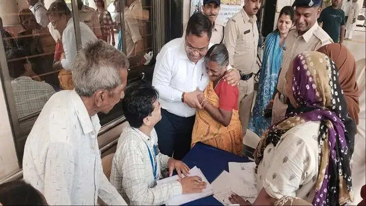 इंदौरः जनसुनवाई में आवेदकों की सुविधा के लिए कलेक्ट्रेट में आवेदन लेखन की विशेष व्यवस्था