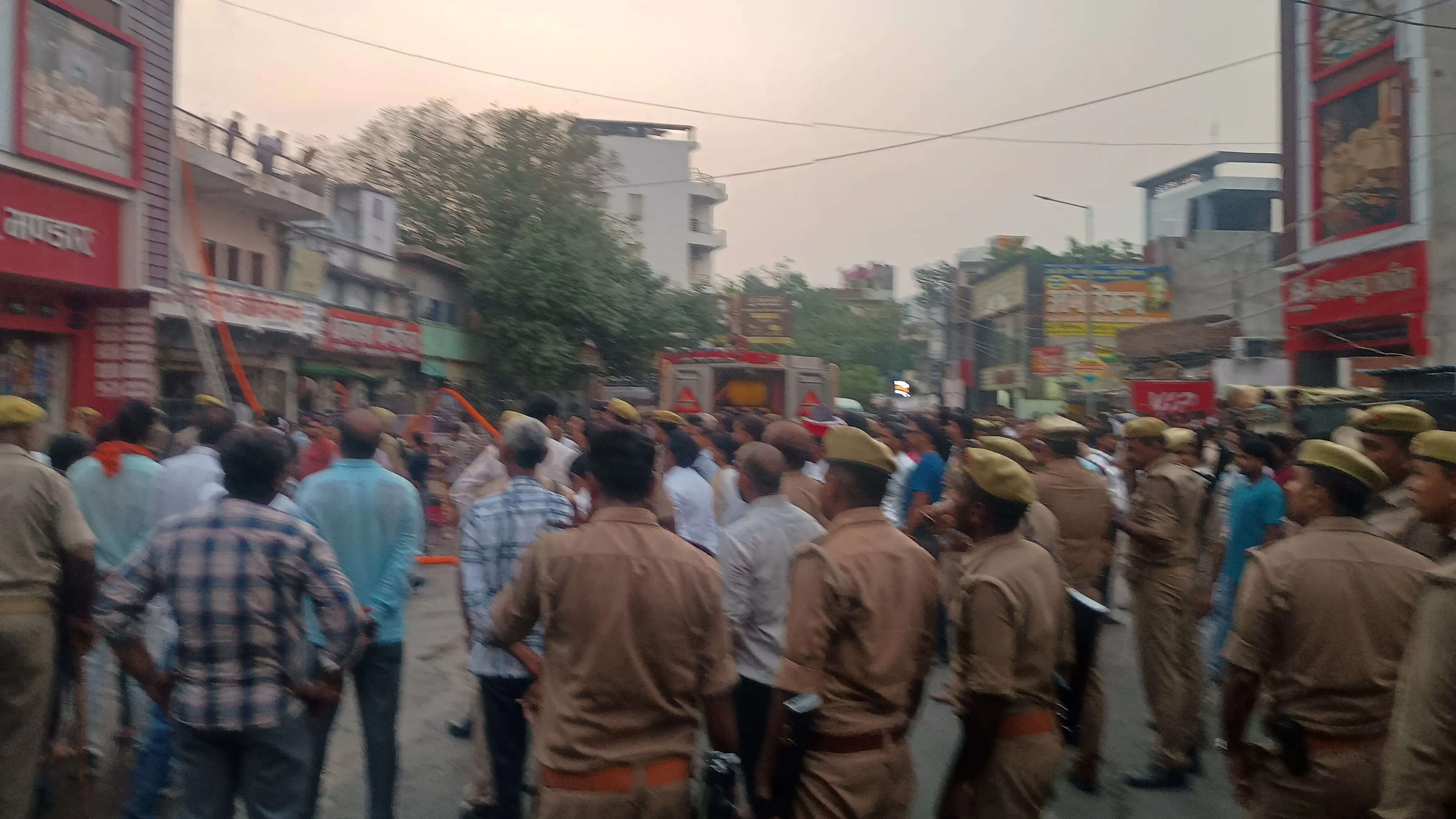 जौनपुर में फर्नीचर शोरूम में भीषण आग, 14 से अधिक दमकल गाडियों ने घंटों की मशक्कत के बाद पाया काबू