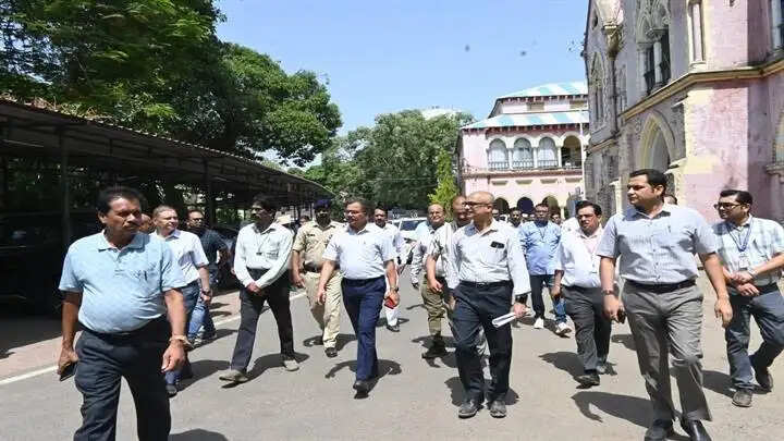 जबलपुरः अपर मुख्य सचिव और स्वास्थ्य आयुक्त ने जिला अस्पताल के निर्माणाधीन भवन का किया निरीक्षण