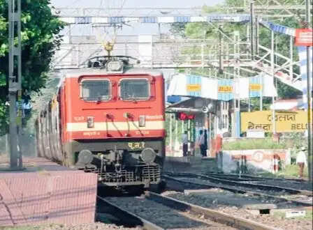 ट्रेन की चपेट में आने से अज्ञात व्यक्ति की मौत