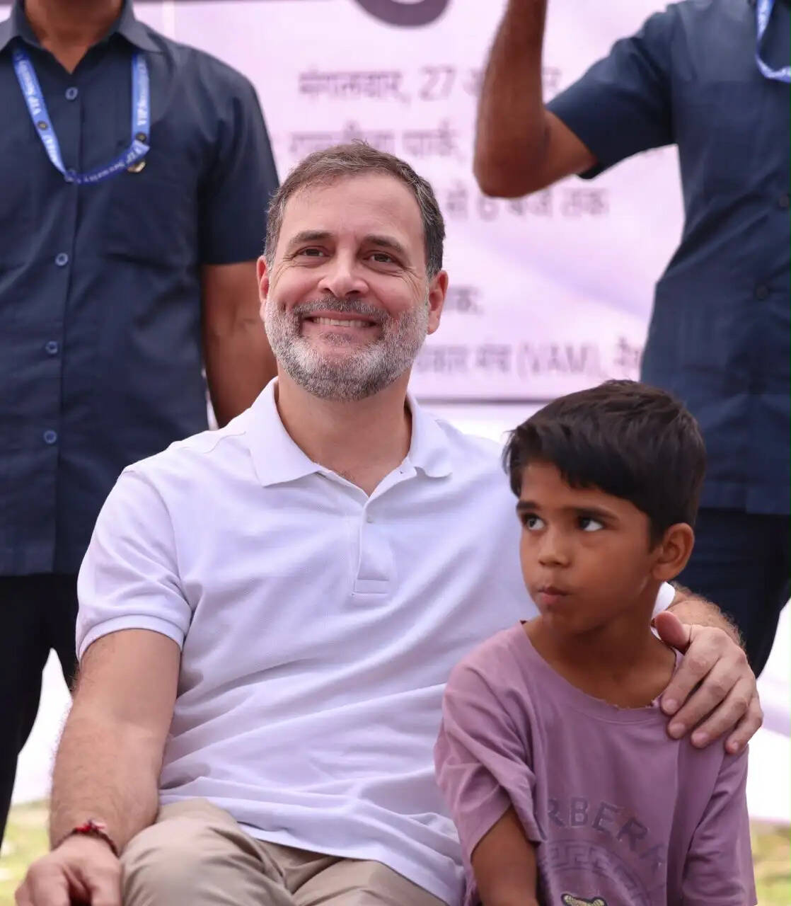 दिल्ली के त्रिलोकपुरी में जन सुनवाई में शामिल हुए राहुल गांधी, चार बूथों से 416 नाम हटाने का आरोप