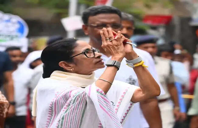 कोलकाता में मुख्यमंत्री ममता बनर्जी का मेगा रोड शो, पांच विधानसभा क्षेत्रों से गुजरी रैली