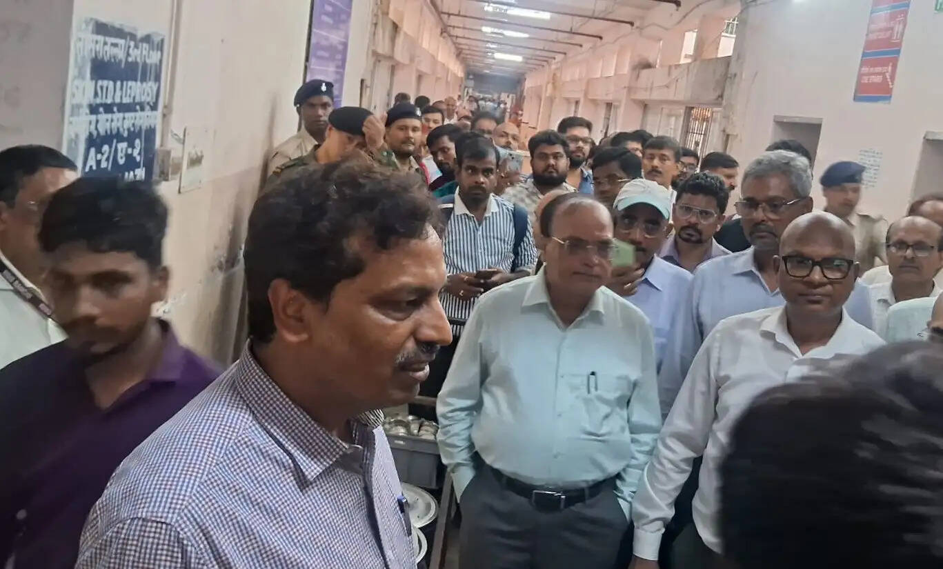 सचिव ने रिम्स में कैंटिन सहित अन्य मूलभूत व्यवस्थाओं का लिया जायजा