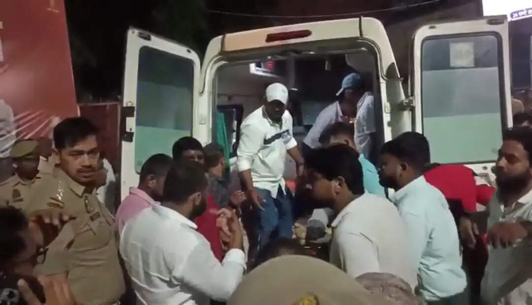 कार सवार युवक पर अज्ञात बदमाशों ने किया फायरिंग, सीने में लगी गोली चचेरा भाई भी घायल