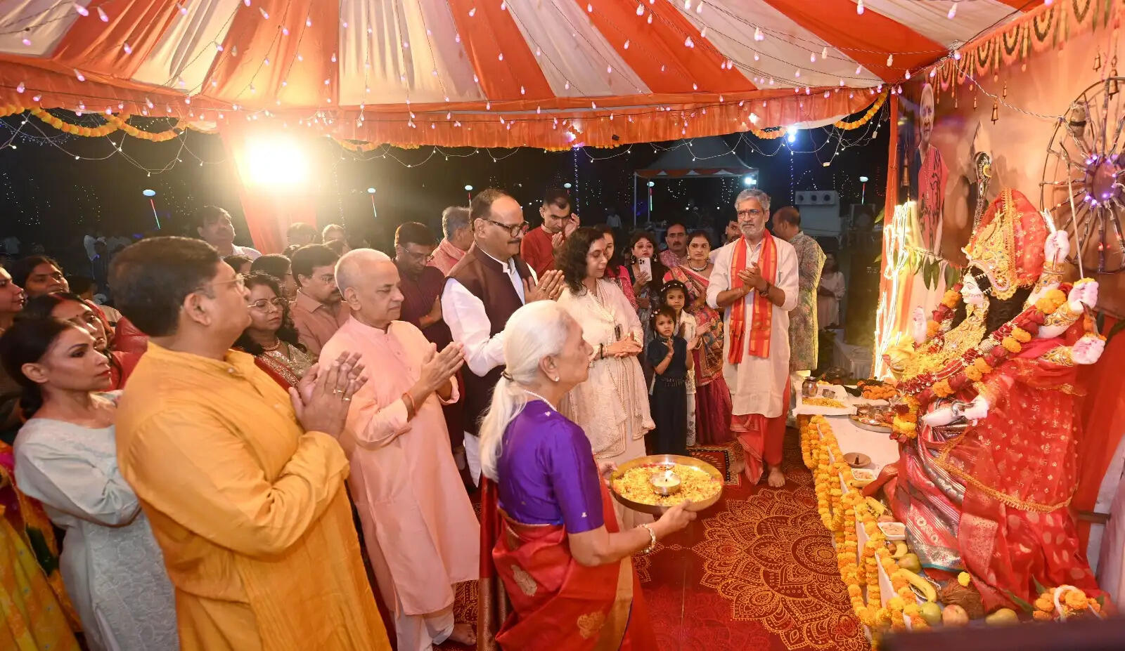 राज्यपाल आनंदीबेन पटेल ने जन भवन में नवरात्रि गरबा महोत्सव में मां दुर्गा की पूजा-अर्चना एवं आरती की