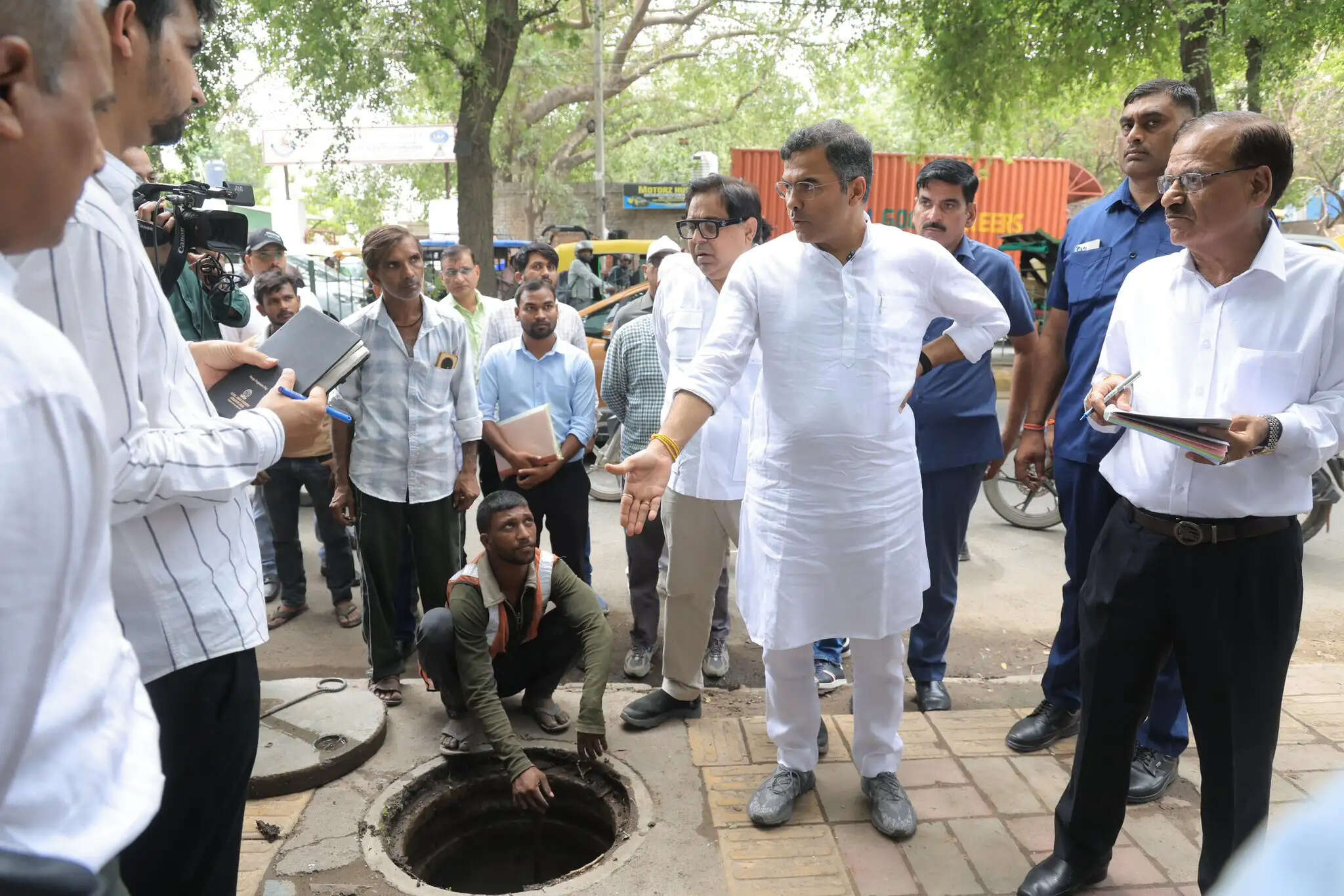 पीडब्ल्यूडी मंत्री ने मोती नगर में गाद निकालने के काम का किया निरीक्षण