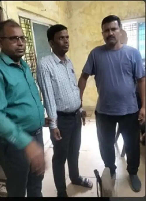 ग्वालियर लोकायुक्त की कार्रवाई,&nbsp;बिजली कनेक्शन के नाम पर&nbsp;रिश्वत लेते&nbsp;लाइनमैन&nbsp;रंगे हाथ गिरफ्तार
