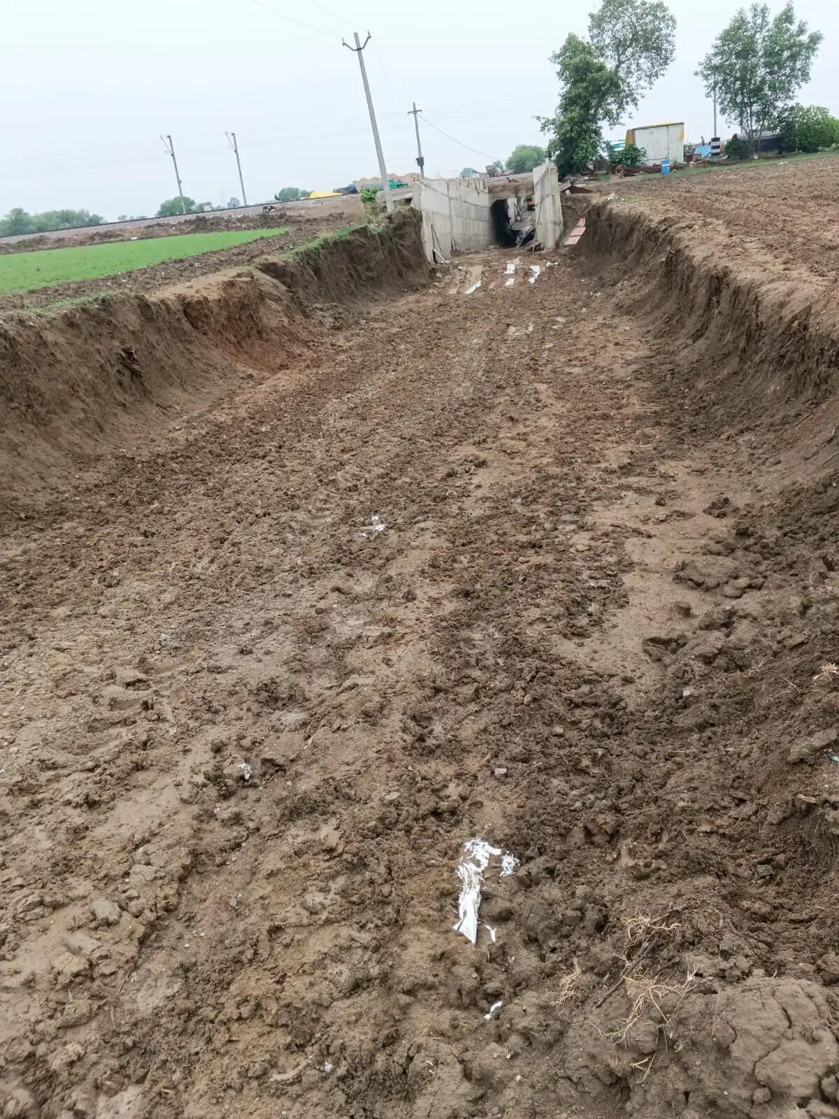 अंडरब्रिज निर्माण के चलते मार्ग ठप्प, 15 किमी अतिरिक्त चक्कर लगाने को मजबूर ग्रामीण