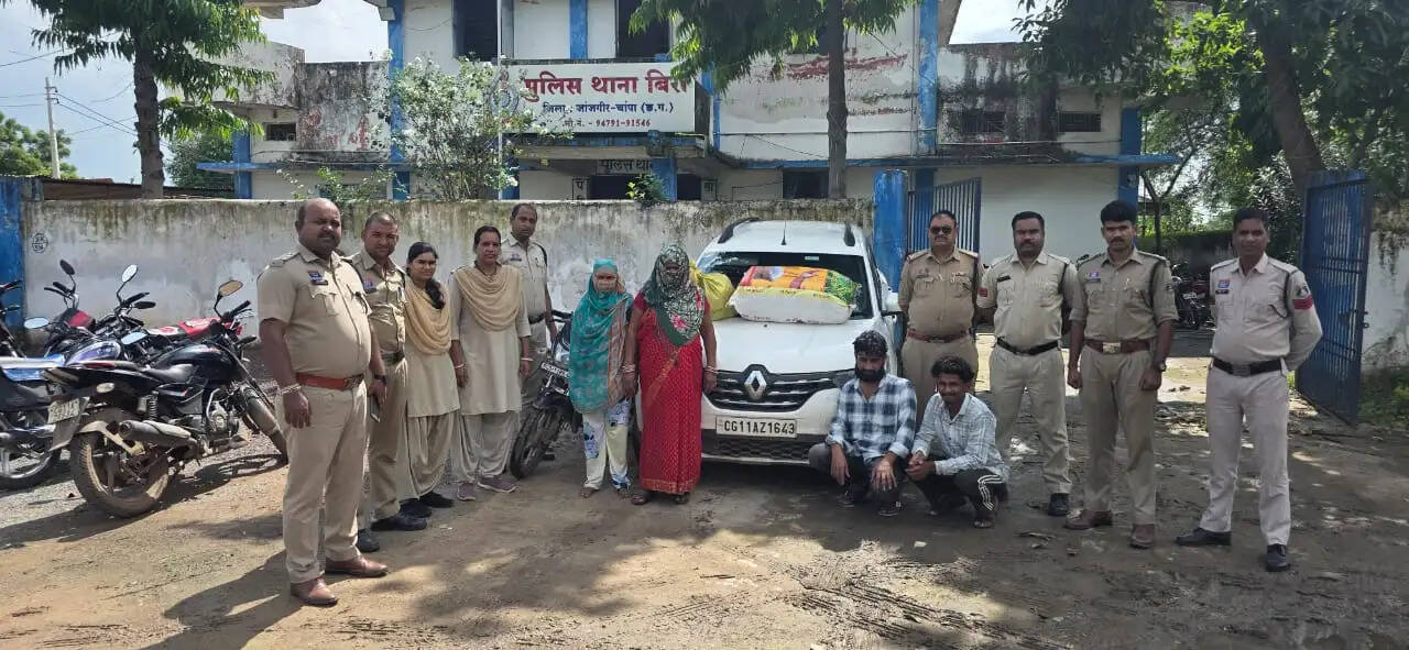जांजगीर-चांपा : 13 लाख की अवैध गांजा खेप पकड़ी, दाे महिलाओं समेत चार तस्कर गिरफ्तार