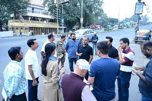 निगम आयुक्त ने राजधानी की सड़कों पर उतरकर परखी स्वच्छता व्यवस्था, धूल-मिट्टी हटाने के दिए निर्देश