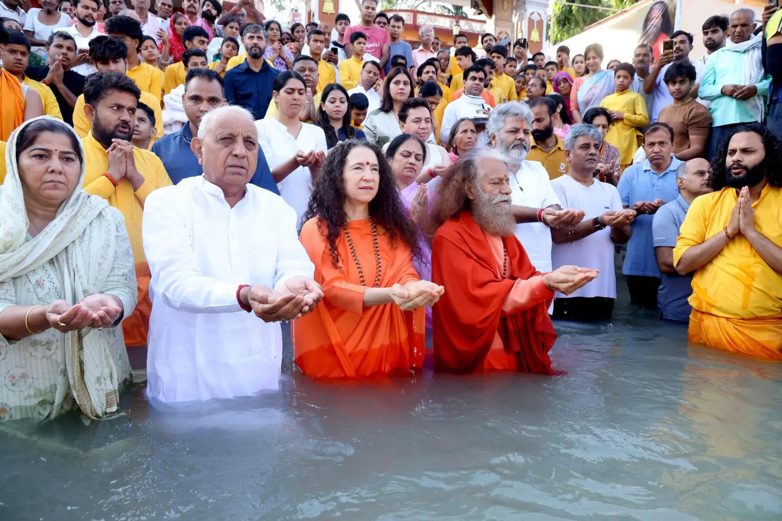 कृषि राज्यमंत्री चौधरी ने&nbsp;सोमवती अमावस्या पर गंगा में ली आस्था की डुबकी