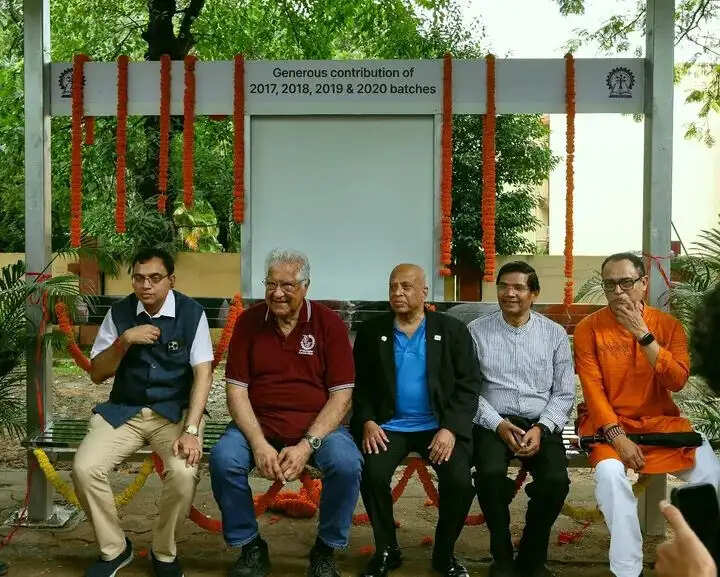 आईआईटी खड़गपुर में परिसर परिवहन को मिली नई गति, बस स्टैंड और ई-साइकिल स्टैंड शुरू