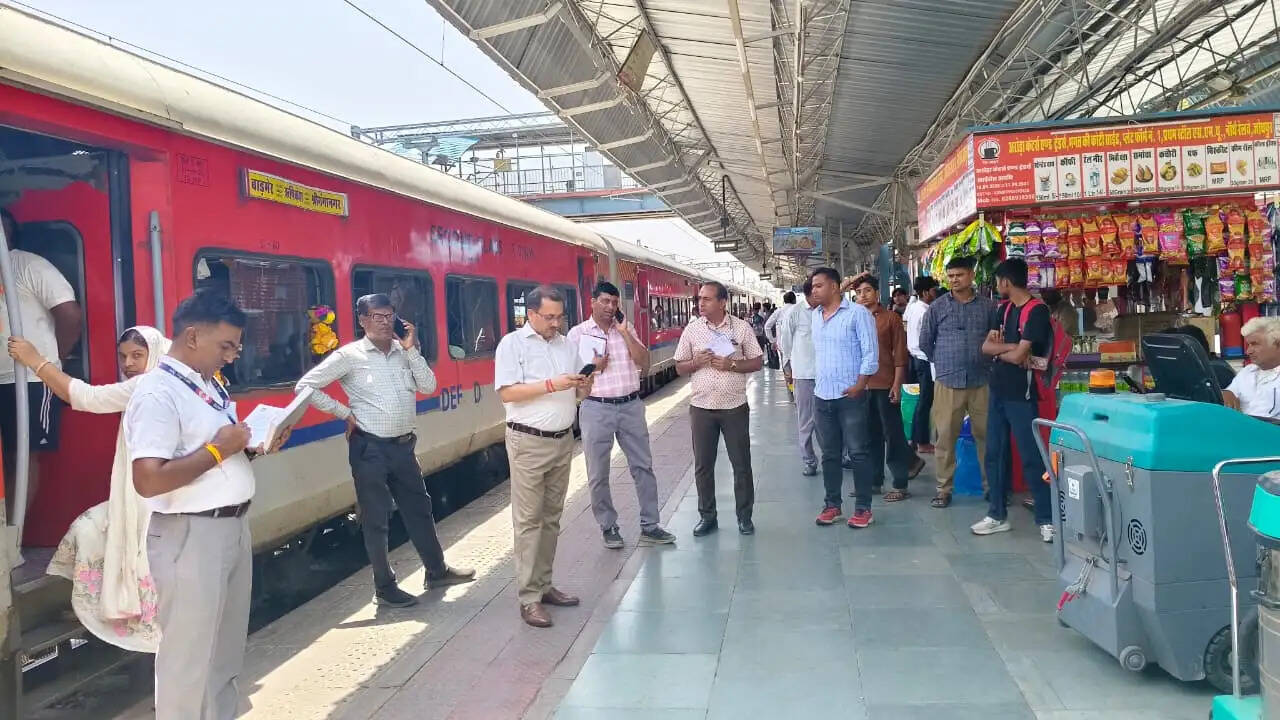 रेलवे स्टेशन का डीआरएम ने किया औचक निरीक्षण