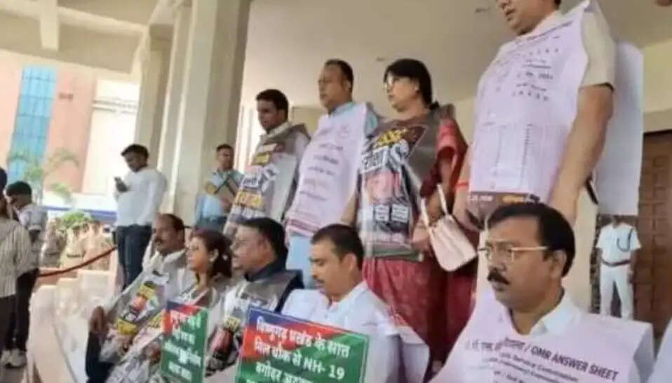जेपीएससी-जेएसएससी कथित धांधली के विरोध में राजग विधायकों का प्रदर्शन, मुख्यमंत्री के इस्तीफे की मांग