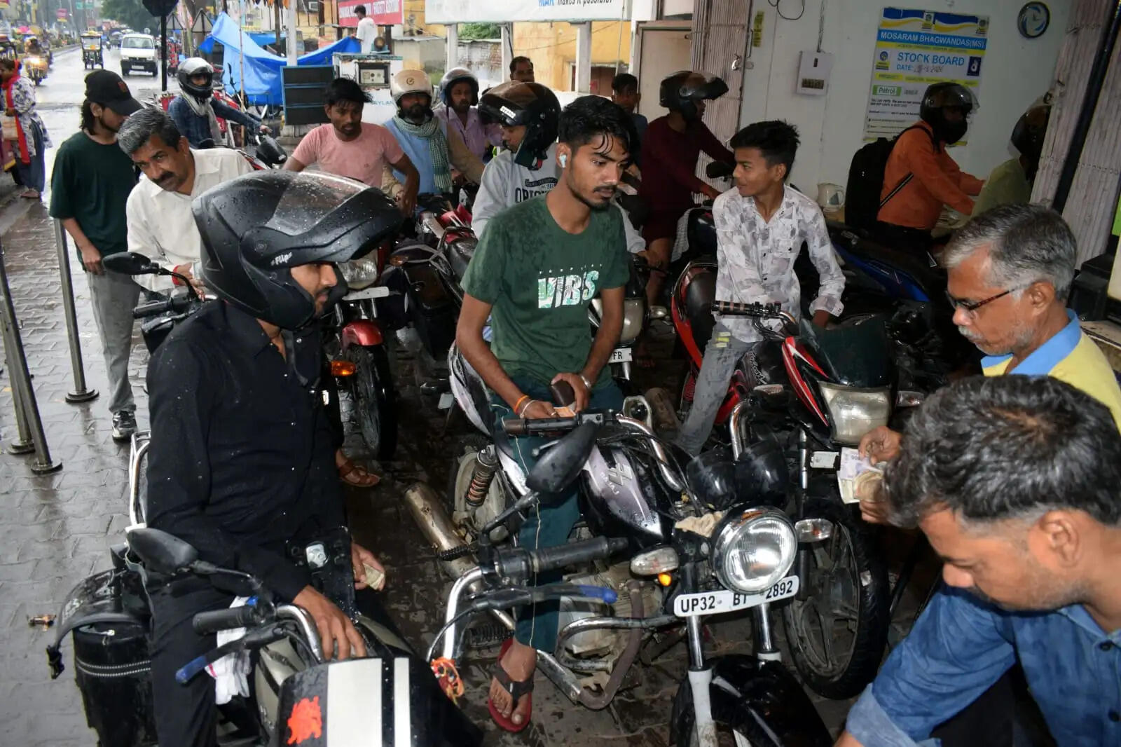 सीतापुर : तेल को लेकर अफवाहों ने बढ़ाई अफ़रा-तफरी, दूसरे दिन भी पेट्रोल पम्पों पर लगी भीड़, हुआ हंगामा