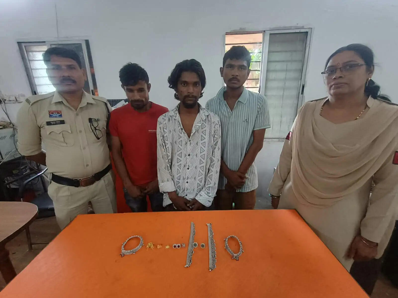 रायपुर : सूने मकान का ताला तोड़कर सोने-चांदी के जेवर चोरी, तीन आरोपित गिरफ्तार