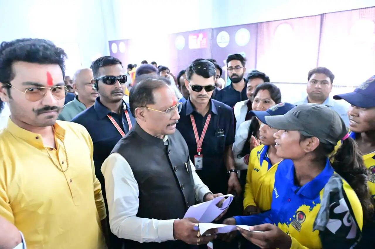 सीएम साय ने इचकेला की बेटियों का क्रिकेट किट देकर बढ़ाया हौसला, राष्ट्रीयस्तर पर चमका जशपुर