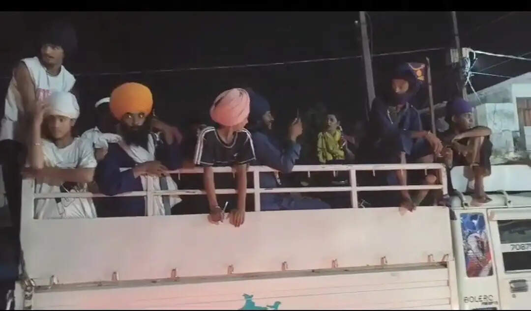देहरादून पहुंचे निहंग, वार्ता के बाद वापस पांवटा साहिब लौटे